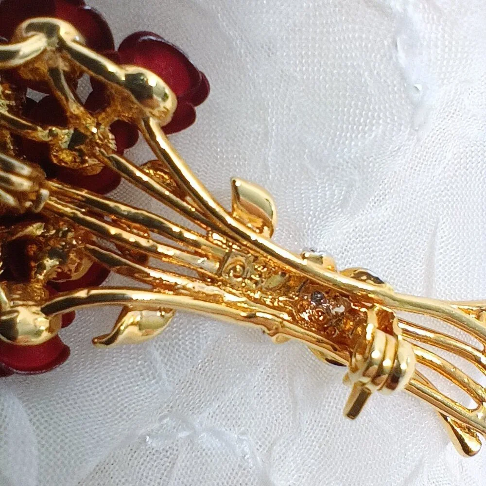 Danbury Mint 'A Dozen Roses' Red Bouquet Pin with a Center Diamond. - Picture 5 of 5